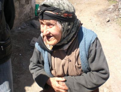 KOÇKÖY - Kaymakam Daşdan'dan Yaşlı Bayana Yardım Sözü