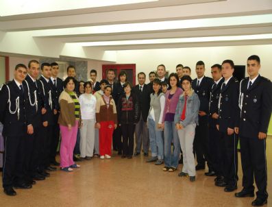 Polis Okulu Öğrencilerinden Huzurevine Ziyaret