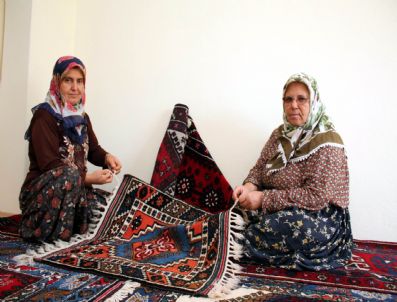 NURETTIN TURSUN - Döşemealtı Halısı Yöresel Ürünler Fuarı'ndaki Yerini Aldı