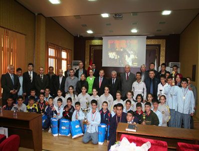 ALTıNYıLDıZ - Esenyurt Belediye Başkanı sporcuları ödüllendirdi