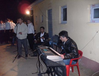 NURETTIN KELEŞ - Hisarcık'ın Güldüren Köyünde Halk Oyunları Galası