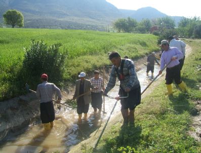 TURUNÇLU - Kozan'da Sulama Kanalları Temizleniyor
