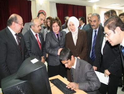 İNCI VARINLI - Yozgat'ta 15 Engelliye Bilgisayar Verildi