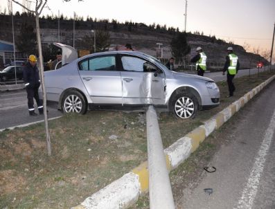 MURAT ÖZKAN - Karaman'da Trafik Kazası: 2 Yaralı