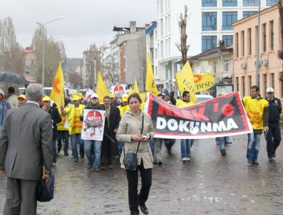KAMU EMEKÇILERI SENDIKALARı KONFEDERASYONU - Kars'ta 1 Mayıs Kutlamaları Yağmur Altında Yapıldı