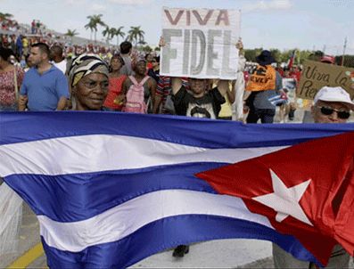 FİDEL CASTRO - Küba'da yüzbinlerce insan 1 Mayıs kutlamalarına katıldı