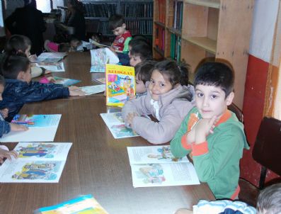 Minik Öğrenciler Kütüphaneyi Gezdi