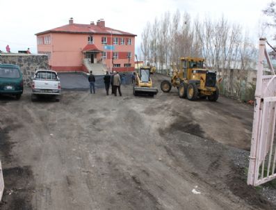 Palandöken Belediyesi Okul Bahçelerini Asfaltlıyor