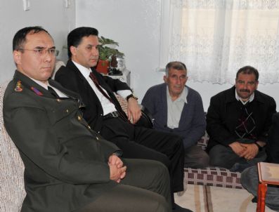 MEHMET ABDI BULUT - Şehit Başçavuşun Evine Ziyaretçi Akını