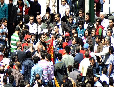 İŞÇI BAYRAMı - Taksim Meydanı'nda Yumruklu Kavga