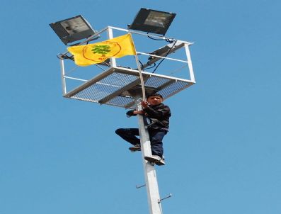 Tören Alanındaki Direğe Çıkan Çocuk Gerginliğe Yol Açtı