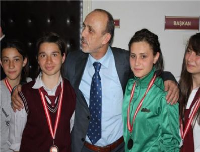 CAVIT ÖZTÜRK - Atletizm Kız Takımı Erenler Belediye Başkanı Cavit Öztürk'e Ziyaret Etti