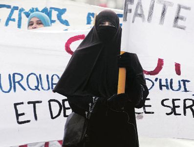 Fransa Ulusal Meclisi 'Peçeli çarşaf' yasa tasarısını kabul etti