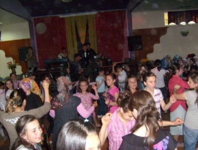 BEKIRPAŞA - Bekirpaşa Mehmet Gölhan İlköğretim Okulu'ndan Anneler Günü Kutlaması