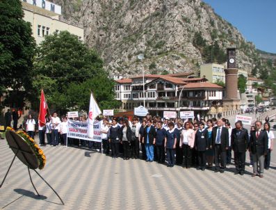 MEHMET ERSOY - Hemşireler Atatürk Anıtı'na Çelenk Sundu