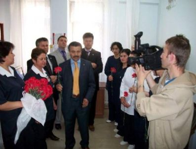 NECATI YıLMAZ - Sağlık-sen Hemşirelere Karafil Dağıttı