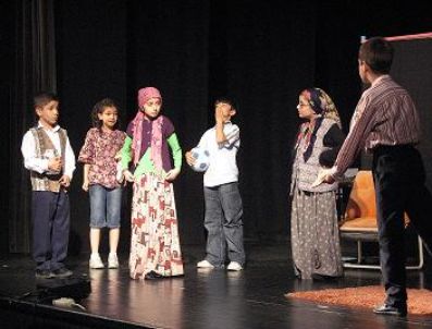 Salihli'de, Minik Öğrencilerden Tiyatro Gösterisi