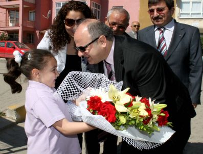 CAFER ŞAHIN - Vali Çakacak İlköğretim Okulu'nda Düzenlenen Bahar Şenliğine Katıldı