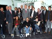 Vali, Onur Ödülü Alacak