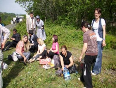 AYŞE AYDıN - Hemzemin Geçitte Tır'la Halk Otobüsü Çarpıştı: 13 Yaralı