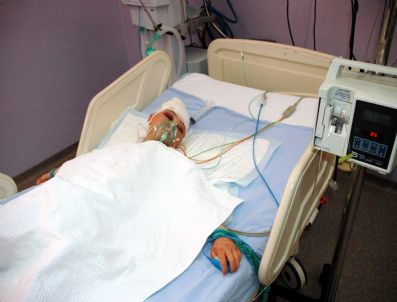 BALıKESIR DEVLET HASTANESI - Okulda Kafasına Bayrak Direği Düşen Öğrenci Ölüm Kalım Mücadelesi Veriyor