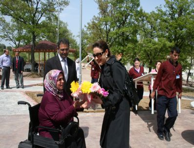 EROL RÜSTEMOĞLU - Protokol Eşleri Huzurevinde