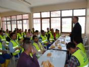 Vali Ve Belediye Başkanı İşçilerle Yemekte