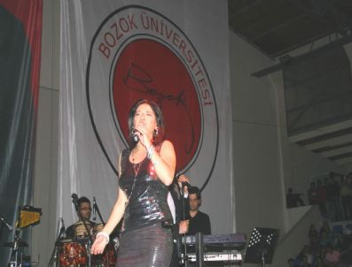 İNCI VARINLI - Yozgat'ta Üniversite Öğrencileri Sanatçı Bendeniz İle Çoştu