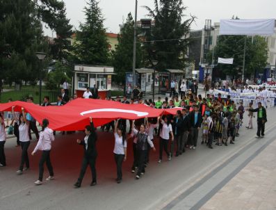 Düzce'de Gençlik Haftası Gençlik Yürüyüşü İle Başladı