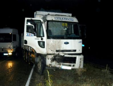 D100 KARAYOLU - Kamyonun Çarptığı Traktör Devrildi