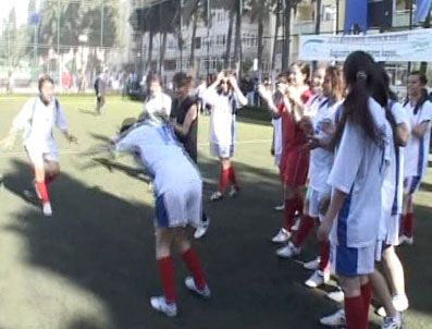 AYŞE AKBAŞ - Liseli kızların futbol şovu
