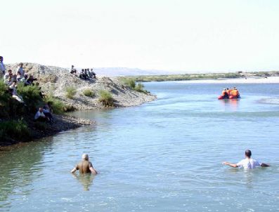 Pikniğe Giden Genç Garzan Çayında Kayboldu