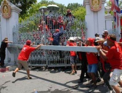 Tayland Başbakanı Göstericilere Müdahalenin Süreceğini Söyledi