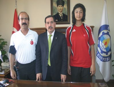 AHMET ZENBİLCİ - Adana'nın gururu Nafia Kuş'a Köşk'ten davet