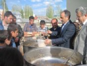 Başkan Arslan Selzedelere Yemek Dağıttı
