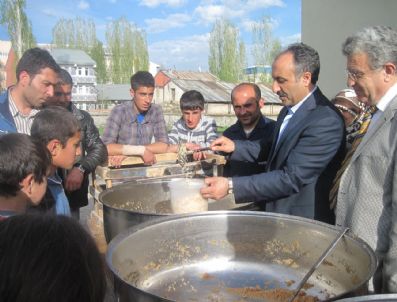 PAKİZE SUDA - Başkan Arslan Selzedelere Yemek Dağıttı