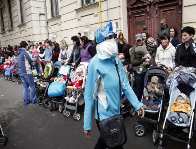 Romanıa Parents Protest Agaınst Chıldcare Allowance Cut