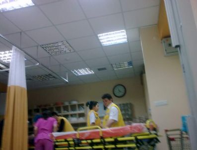 Yaya Geçidinden Geçen Kıza Otomobil Çaprtı