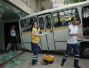 Freni Boşalan Minibüs Bir Kadına Ardından Da İşyerine Çarptı