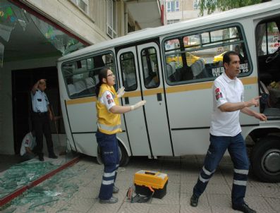 ULUS DEVLET - Freni Boşalan Minibüs Bir Kadına Ardından Da İşyerine Çarptı