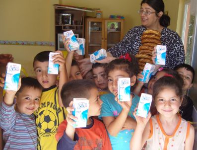 ARIF NIHAT ASYA - Öğrencilere Süt, Ayran Ve Simit İkramı