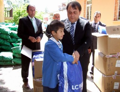 YUSUF ÖZDEMIR - Suşehri Sydv'den İhtiyaç Sahibi 300 Öğrenciye Giysi Yardımı