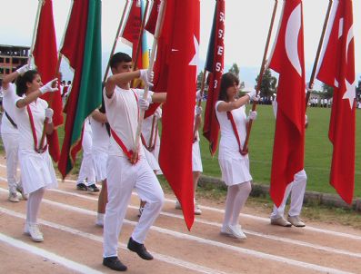 KADIR DAŞ - 19 Mayıs Kutlamalarında Bayıldı Ama Bayrağı Bırakmadı