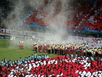 KAMIL OCAK STADı - 19 Mayıs Kutlamalarındaki Yıldız Saçan Gösterisi Korkuttu