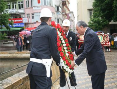 CAFER ÖZDEMIR - Amasya'da Kutlamalara Yağmur Engeli