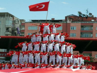 ZEKI ÇOLAK - Diyarbakır'da 19 Mayıs Bayramı Yabancı Şarkılar Eşliğinde Kutlandı