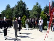 Diyarbakır'da Çelenk Töreninde Protokol Krizi Yaşandı