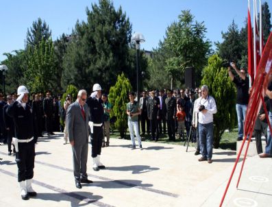 ZEKI ÇOLAK - Diyarbakır'da Çelenk Töreninde Protokol Krizi Yaşandı