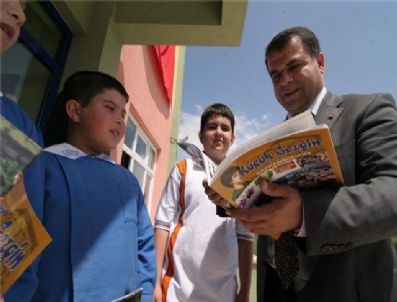 GÖKHAN AZCAN - 'Küçük Gezgin Safranbolu'da' Kitabı Okullarda Dağıtıldı