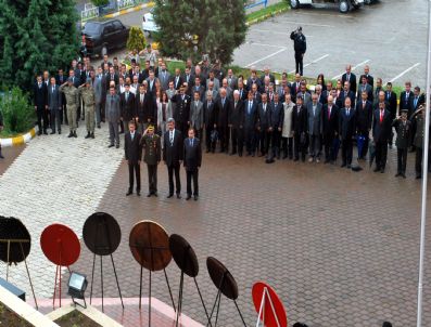 EROL KARAÖMEROĞLU - Vezirköprü'de Kutlamalara Yağmur Engeli